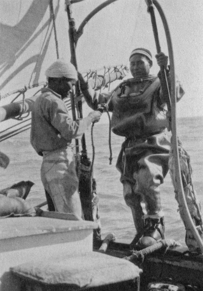 Image of a diver ready to collect pearlshell